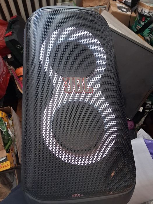 Boxa JBL Partybox club 120 cu acumulator, care dureaza 8 are, radio,stik,card,bluetooth,etc.perfect functionala