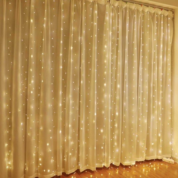 Коледни лампички с 300Led лампи 3 метра на 3 метра ,коледна завеса с дистанционно. С кукички за закачане. Продават се БЕЗ перде