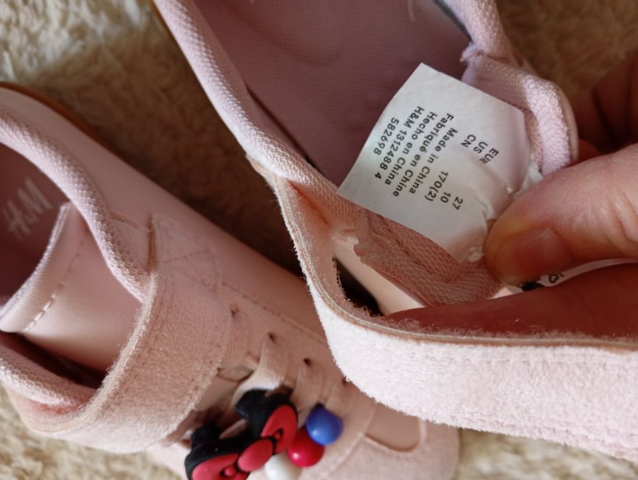 Vând adidași,ofer gratis gecuta și pantalonii