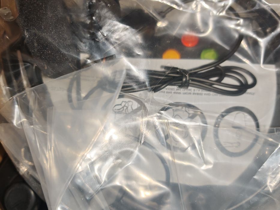 Xbox 360 la cutie 2 manete +kinect Microsoft