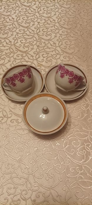 Чашки и блюдца от сервизов .