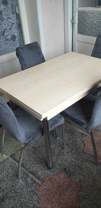 Vand masa extensibila cu 4 scaune