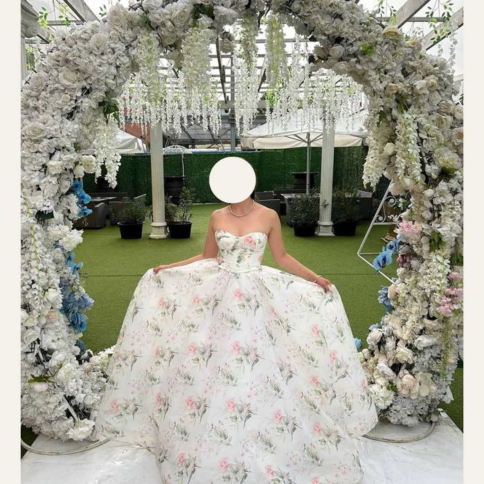 Бутикова рокля с кринолин