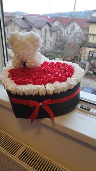 Trandafiri in cutie cu ursulet