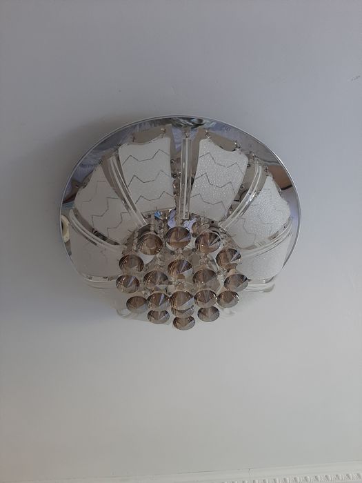 Люстралар сатылады.