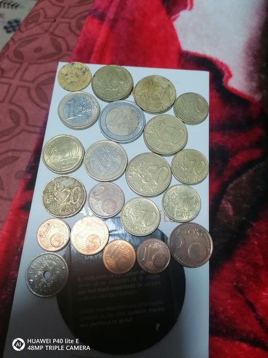 Monede euro și un bănuț de 5 românesc