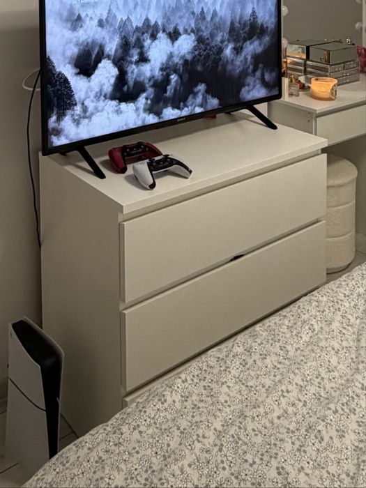 Vand comoda Ikea impecabila , nu are defecte !