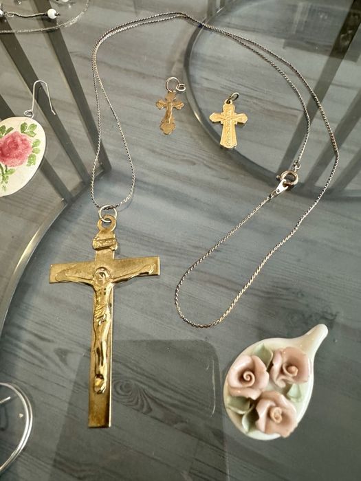 Красиви бижута; африкански амулет, ръкавели и игла