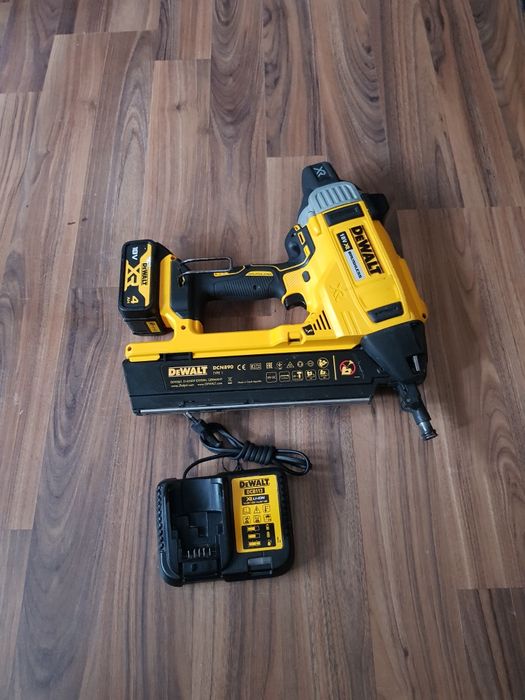 Pistol de bătut cuie în beton Dewalt DCN 890
