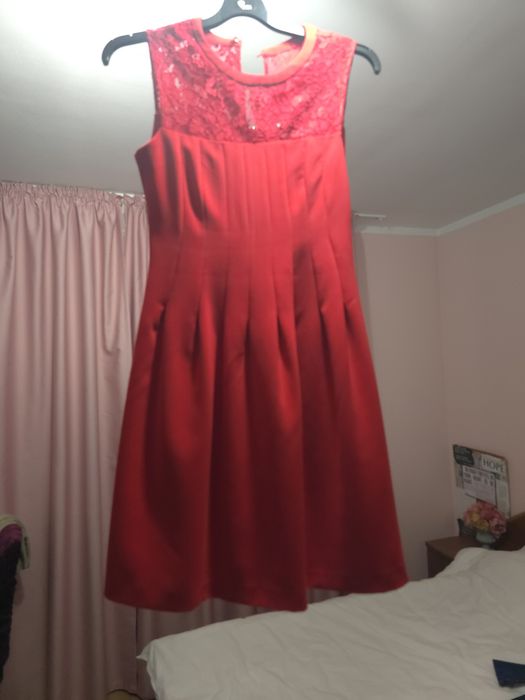 Rochie roșie cu bust de dantelă