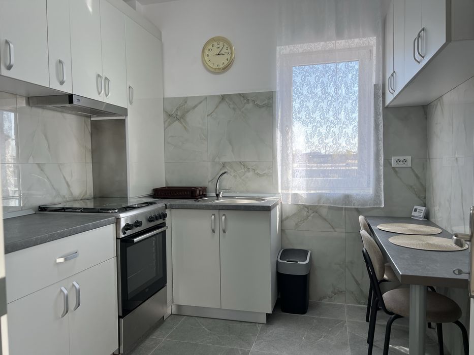 Inchiriez apartament cu o camera 43 m, geam la baie si bucatarie separata,loc de parcare sub bloc , zona linistita in bloc nou 2026