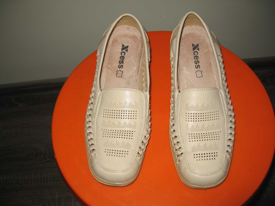 Продавам дамски пролетни обувки бежов цвят - номер 38