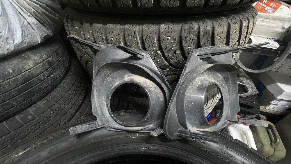 Оригинальные оправы противотуманок Toyota Corolla E150 рестайлинг