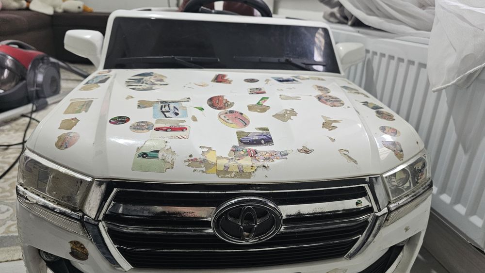 Игрушечная машинка для катания