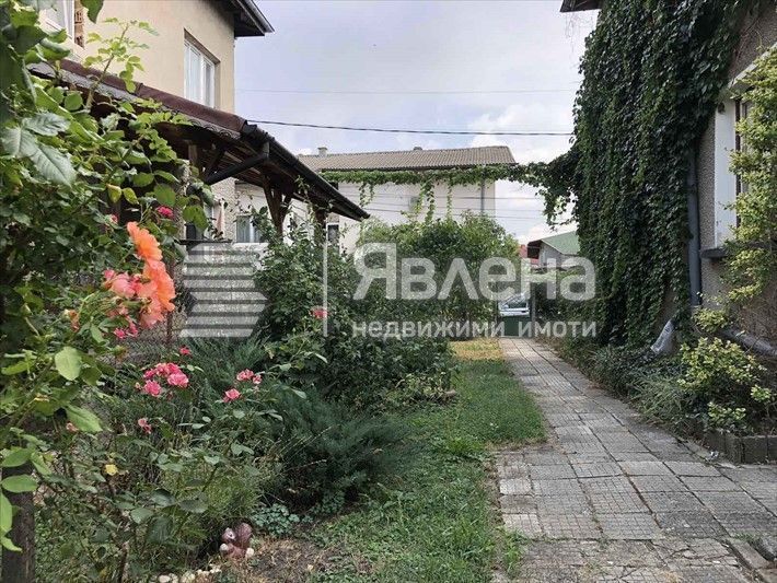 Самостоятелен етаж от къща с допълнителна постройка