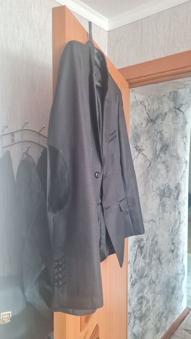 Продам костюмы новые