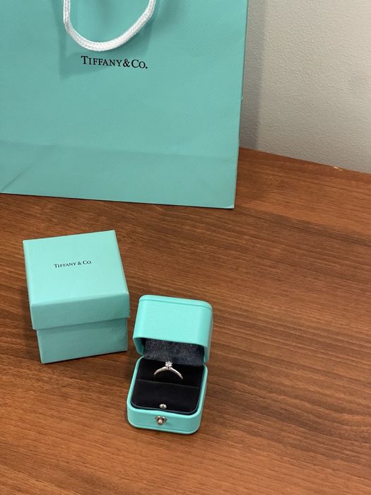 Помолвочное кольцо от тиффани (платиновое с бриллиантом 0,25 карат).