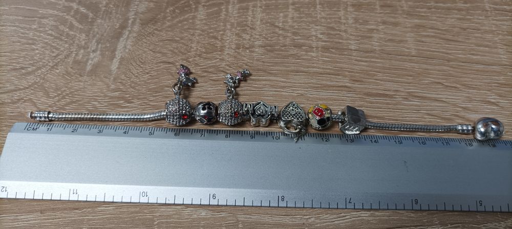 Гривна тип Пандора със седем талисмана.