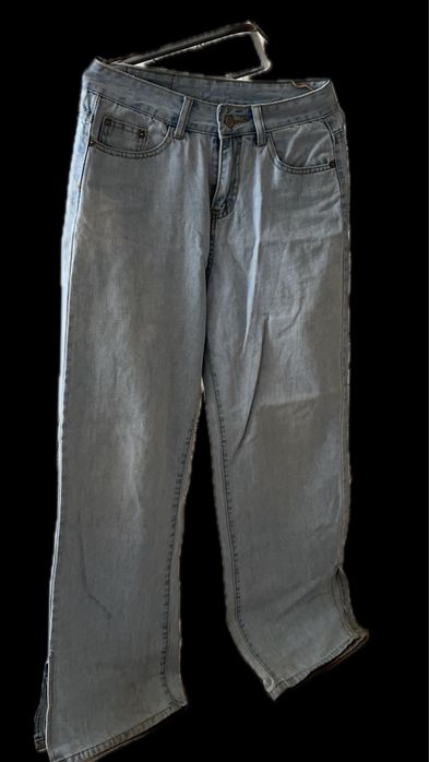 Джинсы с разрезом