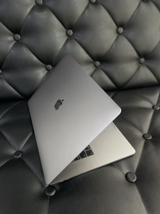 Apple MacBook Pro 2018 i7 16GB/256GB в хорошем состоянии
