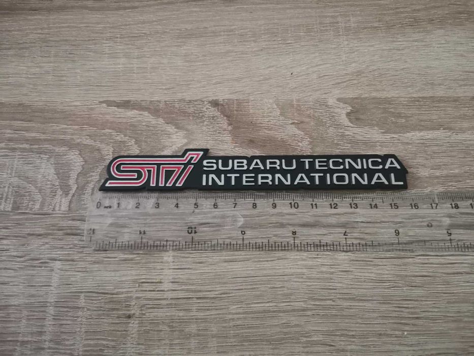 Subaru STI емблема черно с червено