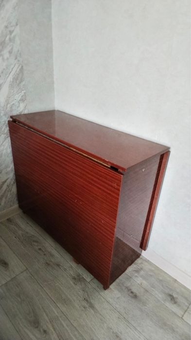 Продается стол раскладной, длина 1,5 см