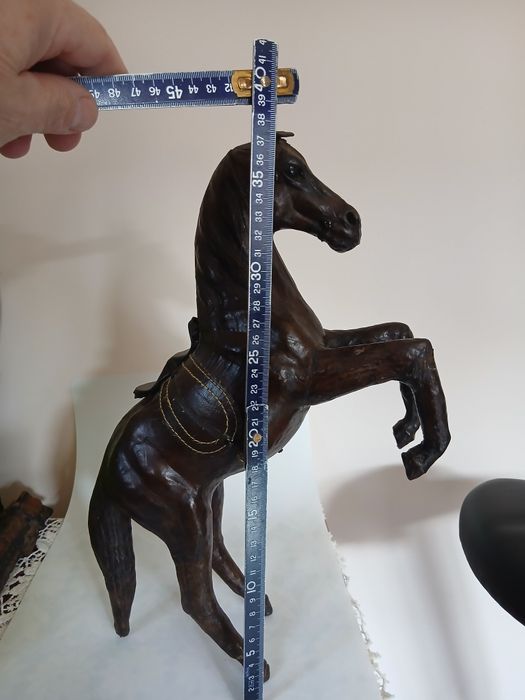 Cal anvelopat in piele,vintage.