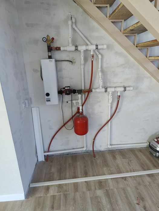 Сантехник, электрик.