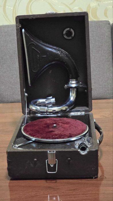 Продам патефон состояние среднее,работает.