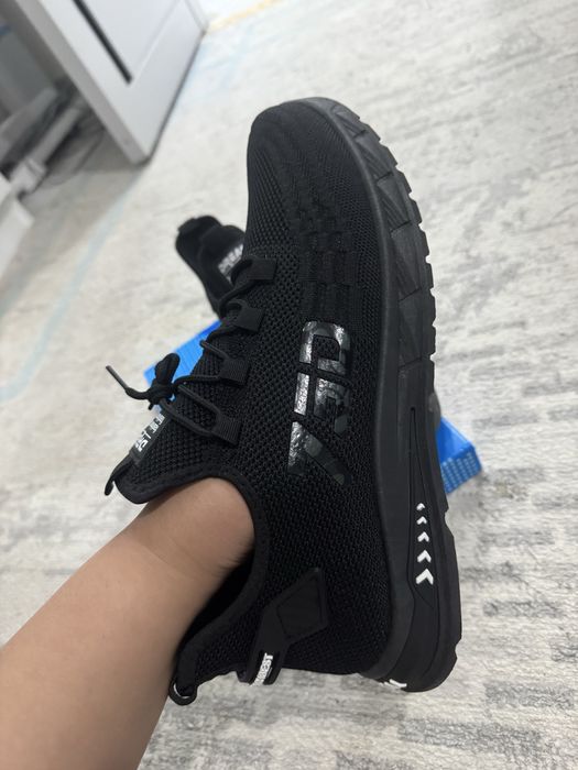 Продам кроссовки летние