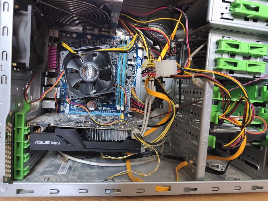 Vând calculator complet