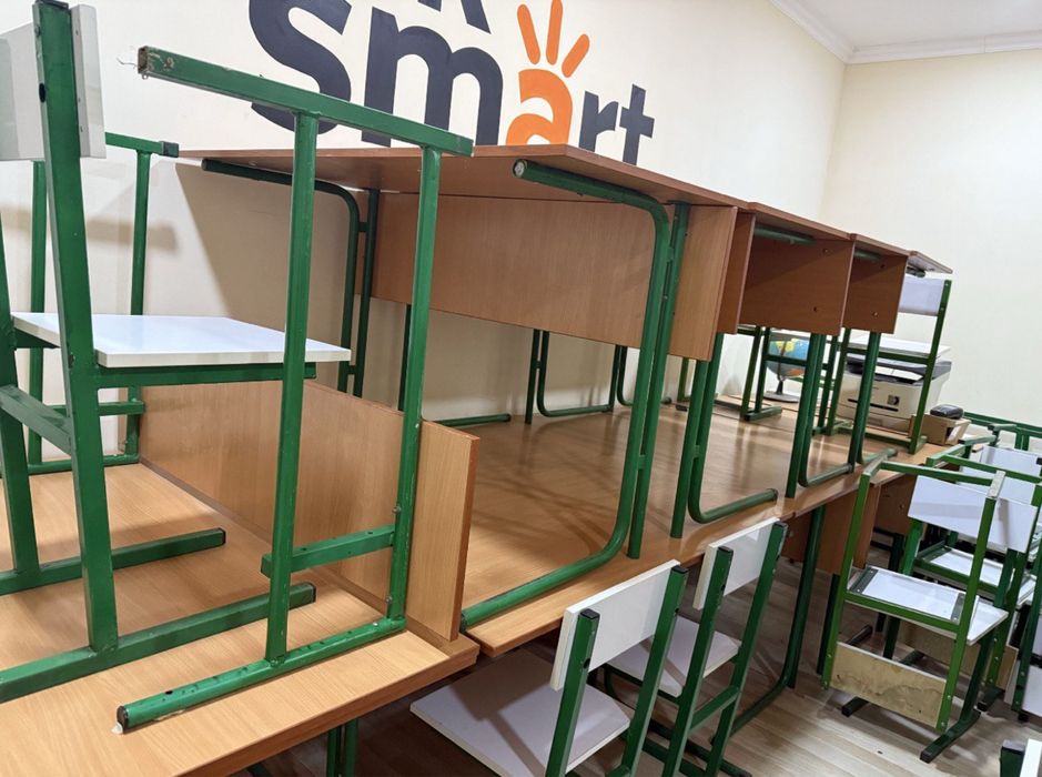 Срочно продается. Парты, стулья металлические, очень прочные. Парта.