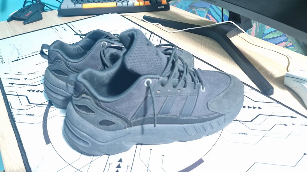 Vand pantofi sport marca Adidas ZX22