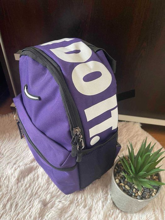 Нова раница Nike