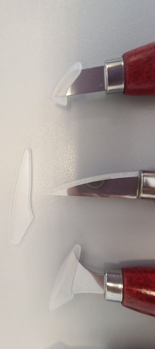 Нож по дереву и коже.