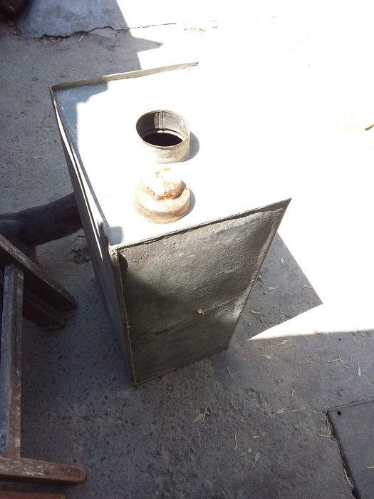 Бак железный оцинкованный с отверстием сверху, целый, непищевой.