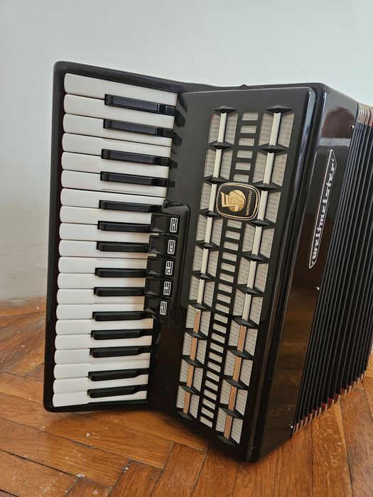Акордеон Weltmeister Amigo – Немски, напълно изправен, с куфар