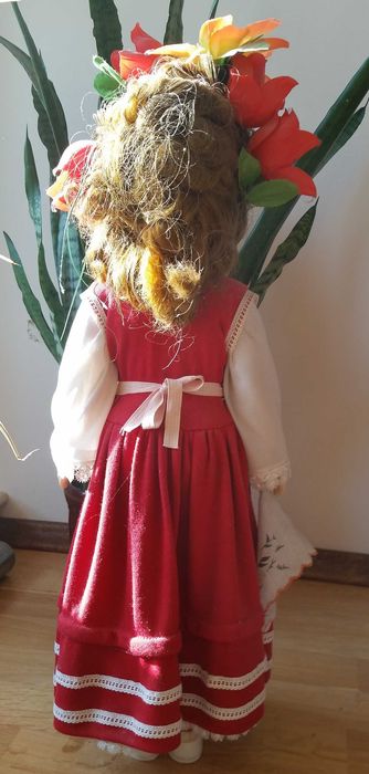 Продавам 58 годишна кукла в народна носия.