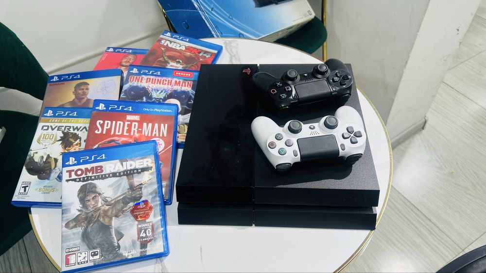 Playstation 4  (1 терра) срочно сотилади почти янги 2-3 марта уйналган