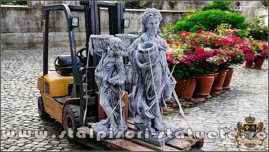 Statuetă fata cu coșulețe, din beton, model S23.