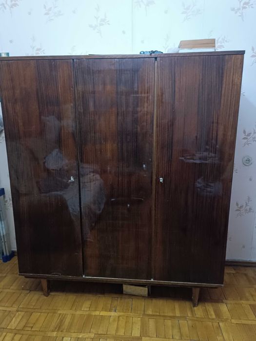 Продам деревянный 3-ех дверный шкаф б/у