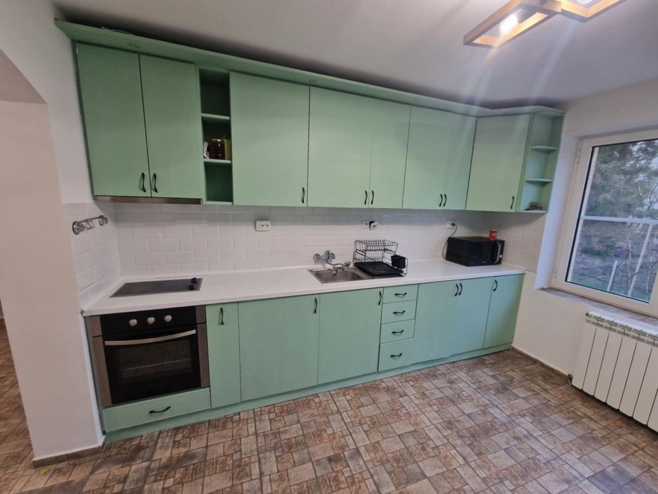 Голяма кухня в зелен цвят
