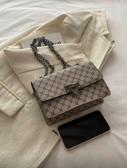 Чисто нова модерна дамска чанта !