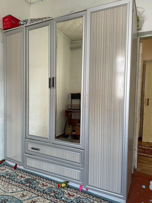 Кассовый стол ,кухонный гарнитур, шкаф