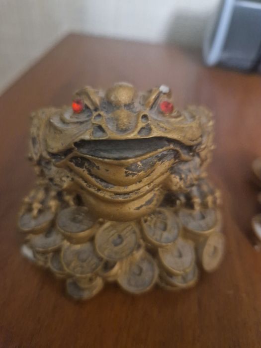 Трехлапые жабы сувенир.