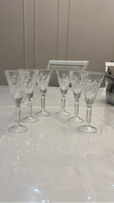 Хрустальный штоф с рюмками, бокалы