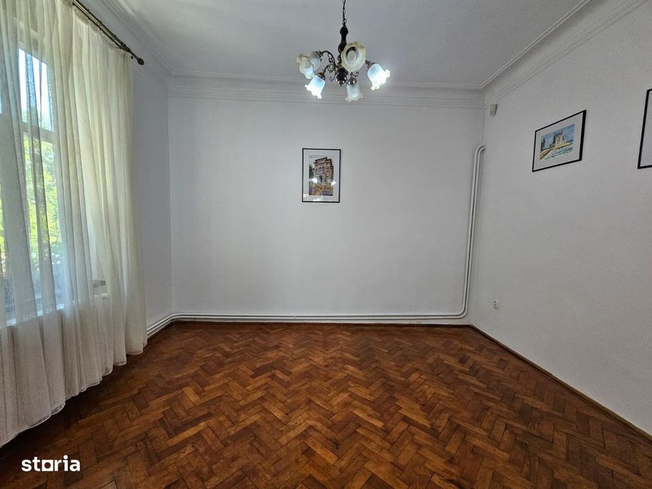 Casa eleganta cu tavane inalte si gradina superba