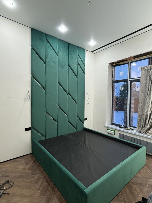 Кровать с изголовьем до потолка