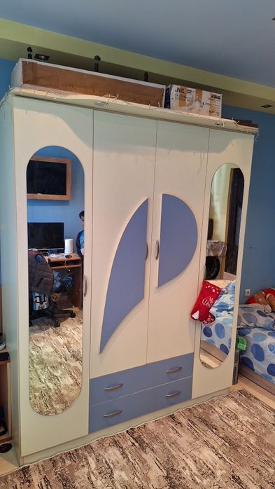 Продавам Гардероб тоалетка и нощни шкафчета