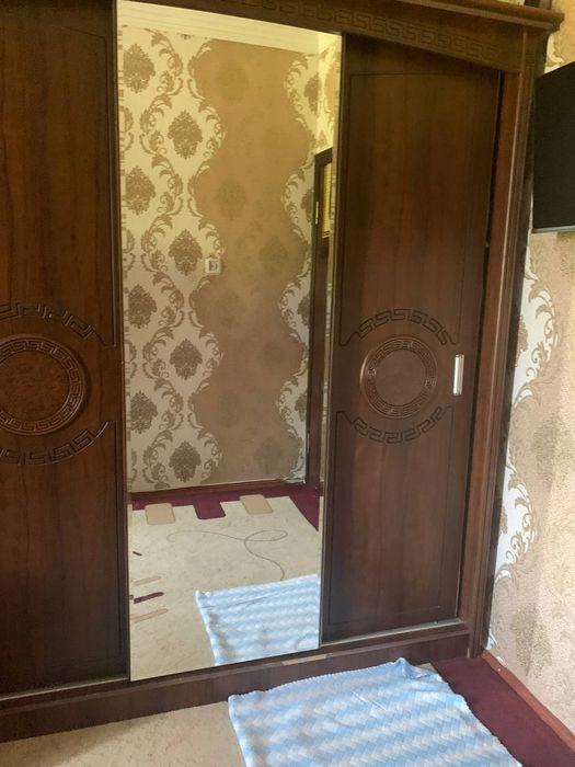 Shkaf yangi holatta yaxshi ko'p narsa ketadi kiyimlar  ko'p ketadi